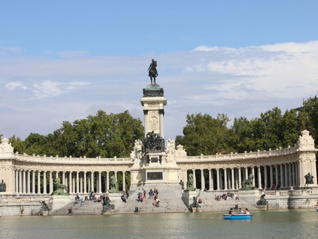 Monumento ad Alfonso XII nel parco del Retiro a Madrid